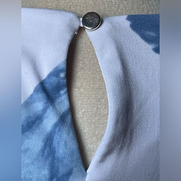 Calvin Klein White and Blue Sleeveless Blouse w/Keyhole on the Neck (Med) - Picture 5 of 10